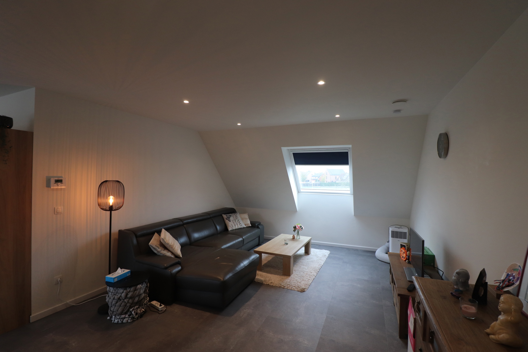 Gerenoveerd duplex-appartement met 3 slaapkamers, terras en autostaanplaats met fietsenberging. - foto 4