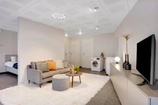 Deze bemeubelde studio is gelegen in het centrum van Lichtaart op wandelafstand van winkels, scholen, openbaar vervoer, horeca...<br /><br />De studio is gelegen op het gelijkvloers en is voorzien van alle comfort voorzien in een eigentijds interieur. Deze bestaat uit een volledig uitgeruste keuken, leefruimte, slaapkamer en badkamer.<br /><br />Mogelijkheid om een autostaanplaats in de kelder bij te huren voor €50/maand.<br /><br />Huurprijs: €800/maand | geen gemeenschappelijke kosten | beschikbaarheid: 01/01/2026 | EPC: 144 kWh/m² (label B) | volledig gemeubeld