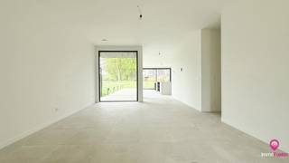 <p>Elke zondag welkom op ons kantoor van 10u-12u voor meer info over de nieuwbouwprojecten! <br /><br />Bij ImmoFusion 7/7 “open huis”: klik op onze 3D-TOUR. Ervaar vastgoed alsof je er zelf doorloopt!</p>
<p>Laat je verrassen door deze hoogwaardig afgewerkte woning met industriële look, gelegen aan Ghoosstraat 22 in Heusden-Zolder. Deze nieuwbouw is de meest luxueus afgewerkte van de drie en biedt een perfecte combinatie van strak design, energiezuinig comfort en karaktervolle interieurkeuzes.</p>
<p>Deze woning bevindt zich op een perceel van maar liefst 60 meter diep, volledig omheind en met een fraai aangelegde tuin. Het ruime terras, de buitenkraan en het groene uitzicht zorgen voor een ontspannen buitengevoel met volledige privacy.</p>
<p>Van zodra je binnenstapt, valt de industriële stijl meteen op: een harmonieus geheel van moderne accenten, aluminium ramen, robuuste materialen en een open, lichtrijke indeling. De doorzonleefruimte biedt een prachtig zicht van voordeur tot achteraan de tuin, terwijl de living en keuken naadloos in elkaar overlopen tot één stijlvol geheel.</p>
<p>De keuken is een echte eyecatcher voor fijnproevers en levensgenieters, met hoogwaardige toestellen en een ingebouwde wijnkoeler—perfect voor gezellige diners of avonden met gasten. Aansluitend bevinden zich een koele berging en een ruime technische berging, wat het geheel bijzonder praktisch maakt.</p>
<p>Deze woning is uitgerust met zonnepanelen en een thuisbatterij van 10 kWh, wat garant staat voor een zeer lage energiefactuur en een duurzame woonervaring. De houtskeletbouw met buitensteen zorgt voor een uitstekende isolatie en een aangenaam binnenklimaat, het hele jaar door.</p>
<p>Deze woning is gelegen in een rustige, residentiële buurt met een uitstekende bereikbaarheid. Een droomlocatie voor wie houdt van rust, stijl en comfort.</p>
<p>Pluspunten:<br />- Luxueus afgewerkte woning met industriële look<br />- Keuken met ingebouwde wijnkoeler<br />- Prachtige doorzonleefruimte met veel lichtinval<br />- Strakke aluminium ramen en hoogwaardige materialen<br />- Koele berging aan keuken en ruime technische berging<br />- Zonnepanelen en thuisbatterij van 10 kWh<br />- Aangelegde tuin met terras en buitenkraan<br />- Vloerverwarming op het gelijkvloers<br />- Zeer energiezuinig en conform elektrische keuring<br />- Residentiële ligging met uitstekende bereikbaarheid</p>
<p>Voor een bezoek of meer info, bel ons op 078/78.78.70, of kom gerust langs op ons kantoor. Steeds welkom!</p>