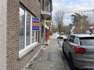 In het hartje van Sint-Amandsberg, op wandelafstand van winkels, scholen, supermarkten, domein Rozebroeken, ... vinden we dit kleinschalig appartementsgebouw (slechts 3 appartementen). Vlotte verbinding met het openbaar vervoer en met de wagen. Het volledig gerenoveerd appartement is gelegen op het gelijkvloers en heeft volgende indeling: inkomhal, apart toilet, aan de voorzijde is er een ruime leefruimte en open, geïnstalleerde keuken. Aparte bergplaats met aansluiting wasmachine. Aan de achterzijde van het appartement bevindt zich een ruime slaapkamer met aansluitend dressing en badkamer met douche en lavabo, alsook toegang tot het tuintje. Vrij vanaf 16/02/2026, geschikt voor een alleenstaande of koppel. Huurprijs 960 euro + 15 euro per maand. Aparte meters EGW