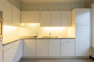 <p>Dit ruim appartement op de eerste verdieping, zonder lift (dus ook geen onkosten hiervoor) bevindt zich in een klein gebouw met 5 appartementen. Zeer centraal gelegen, vlakbij de beenhouwer en bakker. Op wandelafstand van supermarkten en openbaar vervoer.<br /><br /><strong>INDELING<br /></strong>Inkomhal;<br />Ruime leefruimte met veel lichtinval;<br />Gesloten keuken incl. toestellen (frigo, combi micro-oven, elektrische kookplaat, dampkap en dubbele spoelbak);<br />2 Ruime slaapkamers (12m²) waarvan één met toegang tot het terras (8m²). Beide slaapkamers met rolluiken (waarvan 1 elektrisch) en ingebouwde kasten. Een van de 2 slaapkamers is voorzien van een Daikin airco;<br />Afzonderlijke berging;<br />Badkamer met inloopdouche en aansluiting wasmachine. <br />Tweede afzonderlijke berging;<br />Private kelder;<br />Gesloten ruime garage (verplicht mee aan te kopen aan € 20.000) alsook achteraan een gemeenschappelijke kleine tuin met tuinhuis.<br /><br /><strong>POSITIEVE ASPECTEN<br /></strong>- Elektriciteit conform AREI!<br />- Ramen (hoogrendementsglas)<br />- Centraal doch rustig gelegen<br />- Wandelafstand van beenhouwer, bakker, supermarkten en openbaar vervoer, wekelijkse markt<br />- Nabijheid van fiets en wandelroutes langsheen de waterwegen</p>