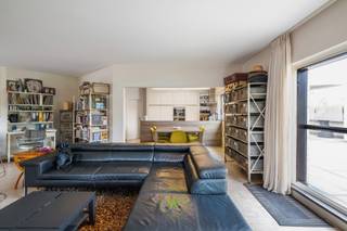 Wist u dat op een boogscheut van het Gaston Roelandtsplein momenteel een bijzonder project vorm krijgt? De karaktervolle loodsen – die ooit dienst deden als filmlocatie voor Before We Die – krijgen een nieuwe toekomst als urban sports area, geïntegreerd in een hedendaagse en groene parkomgeving. Een unieke troef, pal in het verlengde van dit uitzonderlijke triplex-appartement.<br /><br />Deze woonst combineert een centrale ligging met volledige privacy en biedt een zeldzame mix van ruimte, comfort en locatie. Het ruime, zongerichte terras vormt een oase van rust en nodigt uit tot ontspannen momenten in alle discretie.<br /><br />Licht en ruimte vormen de rode draad doorheen het appartement. De royale leef- en eetruimte met volledig uitgeruste open keuken is het kloppend hart van de woning. Het aansluitende terras zorgt voor een vloeiende overgang tussen binnen en buiten. Op dit niveau vindt u bovendien een inkomhal, een gastentoilet en een bijzonder ruime wasplaats met praktische berging.<br /><br />De tweede verdieping telt vier volwaardige slaapkamers (elk ca. 20 m²), aangevuld met een stijlvolle badkamer, een aparte doucheruimte en een afzonderlijk toilet.<br /><br />Via een vaste trap bereikt u de derde verdieping: een polyvalente ruimte van ca. 40 m² die zich perfect leent als studio, thuiskantoor, hobbyruimte of logeerkamer – volledig naar eigen wens in te richten.<br /><br />Er zijn geen maatregelen gevonden op dit kadastraal perceel volgens onze opvraging bij het Maatregelenregister. <br /><br />Interesse in deze unieke eigendom?<br />Contacteer Katrien via 0477 46 53 11 of katrien@waeyler.be.