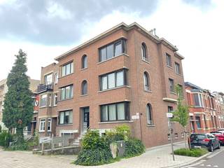 Te renoveren appartement op gelijkvloerse verdieping op centrale en rustige ligging in Deurne.Indeling:Inkomhal: +/- 5 m², linoleum.Living: +/- 25...