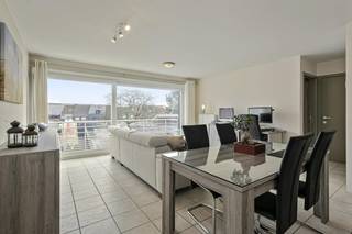Werkelijk instapklaar 1-slaapkamerappartement op strategische ligging met zicht en licht te Sint-Andries nabij Brugge.INDELING 2°V.(58m²): -...