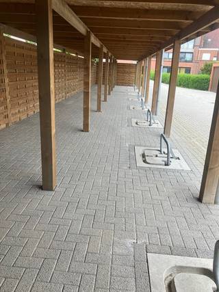 Gelijkvloerse overdekte staanplaatsen-carports bij Residentie Mimosa gelegen Gentsesteenweg 42-44 te Harelbeke. Ruime in-en uitrit , alle...