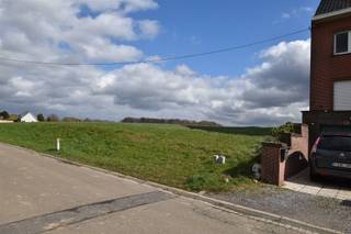 Century 21 ImmoNero stelt voor: Zeer mooie Z-O georiënteerde grond van 649m² voor de bouw van een driegevel woning van 148m² grondoppervlakte...