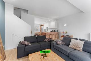 In het schilderachtige en rustieke dorp Lissewege bevindt zich deze prachtig gerenoveerde woning. Lissewege geniet een uitstekende ligging, zo ligt het namelijk op een steenworp van Blankenberge, Knokke en Brugge.<br /><br />De recente totaalrenovatie werd uitgevoerd met oog voor detail en kwalitatieve afwerking, wat resulteert in een instapklare thuis met een warm, modern karakter.<br /><br />Bij het betreden van de woning word je verwelkomd in een uitnodigende inkomhal die toegang biedt tot de lichtrijke leefruimte. De volledig ingerichte keuken is voorzien van alle benodigde toestellen en vormt het hart van de woning. Aansluitend bevindt zich de gezellige zithoek, die dankzij de grote raampartijen een prachtig zicht biedt op de tuin en de aanpalende groene vergezichten.<br /><br />Op de eerste verdieping vinden we drie aangename slaapkamers en een smaakvolle badkamer uitgerust met een comfortabel ligbad. De afgewerkte zolderverdieping dient als volwaardige vierde, bijzonder ruime slaapkamer en beschikt bovendien over een ensuite badkamer, wat een ideaal privaat slaapgedeelte creëert.<br /><br />De woning is uitgerust met centrale verwarming op aardgas en beschikt over een conforme elektrische keuring. <br /><br />Kortom: een instapklare, kwalitatief gerenoveerde woning op een idyllische locatie in Lissewege. Een unieke kans voor wie op zoek is naar rust, comfort en een tijdloze woonbeleving.<br /><br />