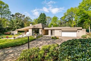 Deze charmante woning is ideaal voor mensen die op zoek zijn naar rust en ruimte en graag volledig gelijkvloers zouden willen wonen. De woning...