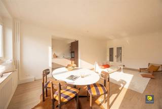 <p><span>Stylish and completely renovated 3-bedroom apartment on the 5th floor - ready to move in and sunny</span></p><p><span>In the heart of Berchem, on a very central and pleasant location, we find this recently fully renovated apartment with a living area of 104 m² (cfr. EPC). The renovation was done with care and quality and the apartment has not been inhabited since so everything is in new condition. Here you will enjoy a combination of contemporary comfort, timeless materials and a warm, inviting atmosphere.</span></p><p><span> </span></p><p><span>Layout & living spaces</span></p><p><span>You enter the apartment through a spacious entrance and night hall, which immediately emphasizes the open feeling of the home. The technical storage room and separate guest toilet are also located here.</span></p><p><span> </span></p><p><span>The light-filled living space is characterized by large windows and a beautifully laid parquet floor, providing a warm and elegant feel. The living space seamlessly connects to the open, fully equipped kitchen, finished with high-quality appliances and a sleek design. Through the kitchen you reach the sunny terrace, a nice place to relax.</span></p><p><span> </span></p><p><span>Sleeping comfort & sanitary</span></p><p><span>To the rear, in peace and quiet, are the three full-size bedrooms, each with pleasant light and ample space. </span></p><p><span>The bathroom is modern and stylish, equipped with a spacious walk-in shower and an elegant washbasin.</span></p><p><span> </span></p><p><span>Terrace & basement</span></p><p><span>The terrace, accessible from the kitchen, offers a pleasant place to enjoy the outdoors. A private basement storage room is included, ideal for additional storage space.</span></p><p><span> </span></p><p><span>Additional assets</span></p><p><span>- Mobiscore 9,2/10</span></p><p><span>- Favourable EPC 167/B</span></p><p><span>- 104 m² cfr. EPC</span></p><p><span>- Completely ready to move in</span></p><p><span>- Building with elevator</span></p><p><span>- Lots of natural light</span></p><p><span>- Central location near stores, public transport and roads</span></p><p><span> </span></p><p><span>Interested? Contact us for a visit!</span></p>