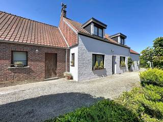 <p>Lennik (Eizeringen) : Op zoek naar een woning met RUIMTE, KARAKTER en MOGELIJKHEDEN? Deze GROTENDEELS GERENOVEERDE HOEVEWONING beschikt over een goede basis om er een bijzonder AANGENAME THUIS van te maken. Hier en daar zijn nog wat SCHILDERWERKEN en een aantal KLEINE afwerkingen nodig maar dit geeft jullie de kans om jullie eigen stempel te drukken. Het perceel van 33a84 met STAL, biedt mogelijkheden voor wie van dieren, tuinieren of gewoon van het buitenleven houdt. Ze omvat 6 RUIMTES die als slaapkamer, bureau, commerciële ruimte kunnen benut worden. Aan jullie om deze een bestemming te geven. 2 badkamers met bad en douche. Leefkeuken en GEZELLIGE woonkamer met UITZICHT op de ZUIDGERICHTE TUIN. Garage. Voldoende opbergruimte. Kortom, een huis met POTENTIEEL! Goede verbinding BRUSSEL/NINOVE. +++ EPC 'D' +++ ELEKTRISCHE KEURING CONFORM +++ Interesse? Bel IMMO-STORE op 02 203 03 03 voor een bezoek ter plaatse!</p>
