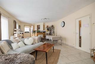 <p><span>Uitstekend gelegen gelijkvloersappartement met 2 slaapkamers &amp; garage (99m²)</span></p><p><span> </span></p><p><span>Dit betreft een uitstekend gelegen appartement met garage + berging op het gelijkvloers van een kleine residentie centrum Sint-Gillis-Waas.</span></p><p><span>Het appartement bevindt zich op wandelafstand van alle faciliteiten waaronder winkels, scholen, busstation, Sint-Helena site en de Sportzone.</span></p><p><span>De aangename woonbeleving met veel lichtinval, de rustige residentie en de centrale ligging zijn slechts enkele van de vele troeven die dit appartement te bieden heeft.</span></p><p><span> </span></p><p><span>INDELING</span></p><p><span>Riante inkomhal met toegang tot alle ruimten.</span></p><p><span>Ruime woonkamer met veel lichtinval.</span></p><p><span>Open keuken.</span></p><p><span>2 slaapkamers.</span></p><p><span>Comfortabele badkamer met douche, ligbad en lavabomeubel.</span></p><p><span>Apart toilet.</span></p><p><span>Berging.</span></p><p><span>Autostaanplaats achter garagepoort.<br />Afgesloten berging in garagecomplex.</span></p><p><span> </span></p><p><span>EXTRA</span></p><p><span>Bouwjaar 2007.</span></p><p><span>In prima staat van onderhoud.</span></p><p><span>ALU ramen met dubbele beglazing.</span></p><p><span>CV op aardgas.</span></p><p><span>Zeer aangename woonsfeer met veel lichtinval.</span></p><p><span>Afgesloten parkeerplaats + berging inbegrepen in verkoop.</span></p><p><span>Uitstekend gelegen aan de dorpskern op wandelafstand van alle faciliteiten.</span></p><p><span>Vlotte mobiliteit richting Antwerpen-Gent &amp; omliggende gemeenten via E34 en lokale invalswegen.</span></p><p><span>Momenteel verhuurd aan betrouwbare en correcte huurder. </span></p><p><span> </span></p><p><span>EPC: 181kWh/m² - Label B</span></p><p><span>Wg - Vg - Gvv - Gvkr - Gmo</span></p><p><span> </span></p>