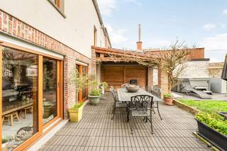 Idéalement située à la campagne, l’agréable village de Mourcourt, à dix minutes de Tournai, cette spacieuse maison de type « 3 façades » érigée...