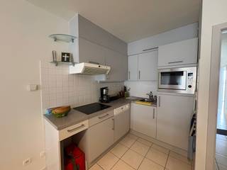 Bent u op zoek naar een comfortabel appartement aan de Belgische kust? Dan is dit prachtige 2-slaapkamerappartement in Westende zeker een bezoek waard!<br /><br />Gelegen op een uiterst centrale ligging, bevindt u zich op wandelafstand van winkels, openbaar vervoer, de zeedijk en het strand. Hier geniet u van het beste wat Westende te bieden heeft, terwijl u toch verblijft in een rustige residentie.<br /><br />Indeling:<br /><br />Lichtrijke leefruimte<br /><br />Volledig uitgeruste keuken<br /><br />2 volwaardige slaapkamers<br /><br />Badkamer<br /><br />Praktische berging<br /><br />Het appartement kan desgewenst gemeubeld gehuurd worden, wat een extra troef vormt voor wie zorgeloos wil intrekken.<br /><br />EPC: in opmaak.<br /><br />Interesse? Contacteer ons vandaag nog voor meer informatie of een bezoek ter plaatse. Dit appartement combineert comfort, rust en een uitstekende ligging aan zee! <br /><br />Huurprijs bedraagt 750€+ 100€ algemene kosten (waaronder voorschot water) <br /><br />