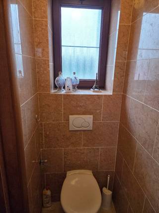De woning heeft 5 slaapkamers, 3 toiletten, 2 badkamers en 1,5 keuken, met een perceeloppervlakte van 486m². Een 2e busnummer was er in het verleden (momenteel niet in gebruik) maar deze zou via de gemeente terug aangevraagd kunnen worden. Wat deze ook ideaal maakt voor een kangoeroewoning.<br /><br />Op het gelijkvloers:<br />- ruime woonkamer met uitzicht op de tuin en het terras<br />- open keuken met toegang naar de tuin<br />- berging<br />- inkomhal met gastentoilet<br /><br />Op de eerste verdieping:<br />- 3 slaapkamers waarvan de grootste met terras<br />- badkamer ( dubbele lavabo, wc, douche en bad)<br />- berging<br /><br />Op de tweede verdieping:<br />- 2 slaapkamers<br />- kitchenette<br />- badkamer (douche, lavabo en wc)<br /><br />Hierboven vind je nog een zolder in het punt van het dak.<br /><br />Verdere positieve punten:<br />- nieuwe boiler sinds 2023<br />- recente zonnepanelen en thuisbatterij<br />- laadpaal voor electrische wagen<br /><br />Te bezichtigen na afspraak <br /><br />Bericht/whatsapp voor afspraak op: 0496 61 97 16 <br /><br />Hopelijk tot dan :)<br />