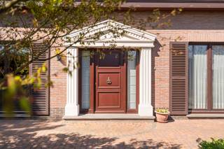 <p><span>Ruime open bebouwing met 6 slaapkamers op toplocatie in Zandhoven</span></p><p><span>Op een rustige en groene ligging langs de Vierselbaan te Zandhoven vinden we deze ruime open bebouwing met een bewoonbare oppervlakte van maar liefst 218 m². De woning werd gebouwd in 1980 en doorheen de jaren gedeeltelijk gerenoveerd, waaronder een vernieuwde keuken in 2015 en de plaatsing van zonnepanelen in 2019. Recent werd bovendien een nieuwe condensatieketel geïnstalleerd, wat bijdraagt aan het hedendaags comfort.</span></p><p><span>De woning is bijzonder praktisch ingedeeld en biedt tal van mogelijkheden, mede dankzij de aanwezigheid van maar liefst </span><span>6 slaapkamers</span><span>, waarvan </span><span>3 op het gelijkvloers</span><span>.</span></p><p><span>Het gelijkvloers omvat een lichtrijke woonkamer van 34 m², een functionele keuken van 16 m², een berging van 6,5 m² en een badkamer met ligbad van 7 m². Verder bevinden zich hier drie volwaardige slaapkamers (14 m², 14 m² en 10,5 m²) en een inkomhal van 17 m².</span></p><p><span>Op de verdieping treffen we nog eens drie ruime slaapkamers (22 m², 17 m² en 22 m²), een tweede badkamer met douche van 8,5 m², een apart nachttoilet, een overloop van 12 m² en een extra bureauruimte van 6 m².</span></p><p><span>Buiten geniet u van een aangename, </span><span>zuidwest georiënteerde tuin</span><span> met een prachtig open zicht op achterliggende weilanden en natuurgebied een oase van rust en privacy.</span></p><p><span>Deze woning is ideaal voor grote gezinnen, co-housing of wie op zoek is naar ruimte in een groene omgeving, zonder in te boeten aan bereikbaarheid.</span></p><p><span>Troeven:</span></p><ul><li><span>218 m² bewoonbare oppervlakte </span></li><li><span>6 slaapkamers (3 gelijkvloers) </span></li><li><span>Zonnepanelen (2019) </span></li><li><span>Nieuwe condensatieketel </span></li><li><span>Zuidwest georiënteerde tuin </span></li><li><span>Rustige ligging met zicht op natuurgebied </span></li></ul><p><span> </span></p><p><span>Een unieke kans voor wie ruim en groen wil wonen in Zandhoven!</span></p>