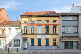 Ben jij nu op zoek naar een duplex-appartement met 2 slaapkamers dat gelegen is op de bovenste verdieping en recent werd gerenoveerd. <br />Dit appartement beschikt over een EPC B en conforme elektrische keuring. <br /><br />De ligging in het centrum van Lokeren zorgt ervoor dat winkels, horeca, scholen en openbaar vervoer vlot bereikbaar zijn.<br /><br />Indeling:<br />- Open leefruimte met nieuwe keuken<br />- Badkamer met douche, toilet en lavabo<br />- Ruim terras<br />- Technische ruimte<br />- 2 slaapkamers<br /><br />Troeven:<br />- Recent gerenoveerd<br />- 2 slaapkamers<br />- Gelegen op de bovenste verdieping<br />- Ruim terras<br />- EPC-label B<br />- Elektrische installatie conform<br />- Asbestveilig<br />- Centrale ligging in Lokeren<br /><br />Het appartement is volledig instapklaar en kan zowel als eigen woning als investering worden gebruikt.<br /><br />Interesse in dit appartement?<br />Neem rechtstreeks contact op met Robbe via 0498 26 28 49 voor meer informatie of een bezoek.