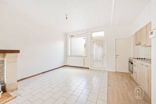 <p>Ontdek deze gezellige en instapklare woning in Ronse, ideaal gelegen vlak bij winkels, openbaar vervoer en belangrijke invalswegen.<br /><br />Indeling van de woning:<br />Gelijkvloers: U komt binnen via de inkomhal, die toegang geeft tot de gezellige woon- en eetkamer. Aansluitend vindt u de keuken en de recent vernieuwde badkamer.<br />Eerste verdieping: Hier bevinden zich drie slaapkamers.<br />Zolderverdieping: De geïsoleerde zolder biedt extra mogelijkheden. Alle aansluitingen zijn reeds voorzien om eenvoudig een vierde kamer te creëren.<br />Buitenruimte: Achteraan geniet u van een gezellige koer/terras met ruime praktische berging en aansluitend een aangenaam tuintje.<br /><br />De troeven van deze woning:<br />-Instapklaar<br />-EPC C — geen renovatieplicht<br />-Goedgekeurde elektriciteit<br />-Geïsoleerde daken<br />-Centrale verwarming op aardgas met condenserende ketel<br /><br />Interesse in deze leuke woning?<br />Contacteer ons via info@immobeguin.be</p>