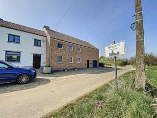 TE HUUR: RUIME LANDELIJKE WONING IN MELDERT (HOEGAARDEN)Deze charmante, landelijke woning met vier slaapkamers is gelegen in het rustige Meldert...