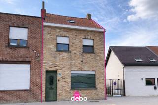 Welkom te Rekkem. Bij het betreden van de woning komt u terecht in een ruime en lichtrijke leefruimte die naadloos overgaat in de open keuken...