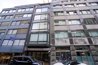 Do you want to make business in the HQ of the diamonds?<br />On the 6th floor of this prestigious and well-guarded building one finds these completely equipped offices, with reception, discussion, sorting, kitchenette, sanitary, 3 safes, weighing tools,… all you need to start your activities right away. Specialized bookkeeper present in the building. Rent is including real estate taxes, central heating, syndicate. Only the electricity is extra. Immediately available.