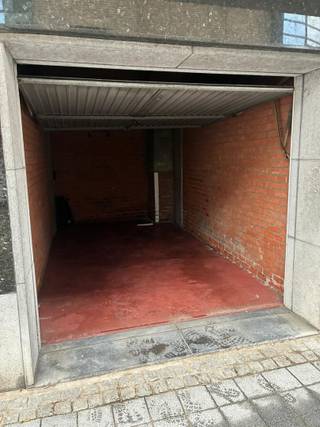 Garage box à louer dans la rue latérale du marché d'Audenarde.Vous avez des problèmes pour vous garer à Audenarde ? Alors ce garage box est à...