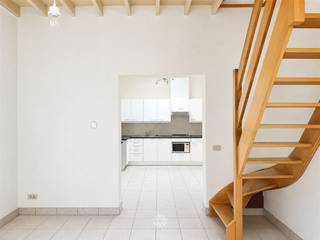 <p><span>GENT - Biekorfstraat: Ben je op zoek naar een</span><span> instapklare rijwoning te huur nabij Gent Dampoort?</span><span> Dan is dit pand mogelijk exact wat je zoekt.</span></p><p><span> </span></p><p><span>De voornaamste troeven:</span></p><ul><li><span>Gelegen in rustige woonwijk nabij Dampoort</span></li><li><span>Vlotte bereikbaarheid met het openbaar vervoer</span></li><li><span>Lichtrijke leefruimtes</span></li></ul><p><span> </span></p><p><span>Indeling gelijkvloers:</span></p><p><span>Leefruimte, keuken uitgerust met dampkap, magnetron en kookplaat. </span></p><p><span> </span></p><p><span>Indeling eerste verdieping:</span></p><p><span>Eerste slaapkamer, badkamer uitgerust met douche, lavabomeubel en toilet. </span></p><p><span> </span></p><p><span>Indeling tweede verdieping:</span></p><p><span>Ruime en lichtrijke tweede slaapkamer.</span></p><p><span> </span></p><p><span>De indeling is niet geschikt voor co-housing gezien de tweede slaapkamer enkel te bereiken is vanuit de eerste slaapkamer.</span></p><p><span> </span></p><p><span>Belangrijke informatie:</span></p><p><span>Onmiddellijk beschikbaar. Domicilie verplicht!</span></p><p><span>Huurprijs: € 750 euro/maand. EGW (elektriciteit, gas en water) afzonderlijk af te rekenen.</span></p><p><span> </span></p><p><span>Interesse in deze leuke woning? Vraag dan snel jouw bezoek aan via onze website www.axellenaerts.be!</span></p><p><span> </span></p>