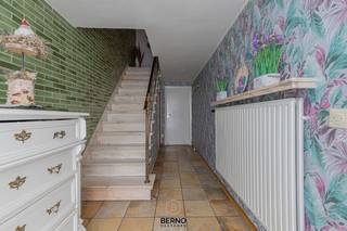 <br />Deze solide bel-etagewoning is ideaal gelegen op wandelafstand van het station en biedt tal van mogelijkheden voor wie op zoek is naar een woning met ruimte en potentieel. Op het gelijkvloers bevindt zich een ruime garage, een praktische wasplaats, een berging en een gezellig overdekt terras waar het heerlijk vertoeven is. De eerste verdieping omvat een aangename leefruimte, een keuken met eethoek, drie volwaardige slaapkamers, badkamer en zolderruimte. De woning beschikt bovendien over een gezellige tuin waar je in alle rust en privacy kan genieten. De woning is op dit moment vast verhuurd wat maakt dat je investering onmiddellijk rendeert! Voor alle info : dirk@berno.be<br />