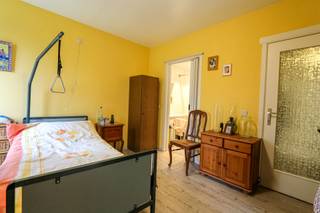 Op zoek naar een vastgoedbelegging met zeker rendement of een investering voor je eigen toekomst?Verhuurde assistentiewoning te koop in residentie "Berkenhof" te Assebroek, het appartement werd reeds grondig opgefrist (keuken en badkamer). Een comfortabele flat in het groen, veiligheid en nabijheid van zorg en allesaanwezig voor een zorgeloos verblijf (hoteldiensten, kapper, pedicure, kiné wassalon, ,..... Naast een volledige bijstand en vriendelijke service zijn erook wekelijk activiteiten, een dagelijks koffiemoment, uitstappen,.....De assistentiewoning is verhuurd en biedt een zeker rendement én vrijstelling van onroerende voorheffing!Meer informatie over het rendement of een investering in zekere zorg voor uw toekomst? Contacteer ons.Richtprijs 140 000€