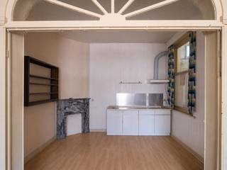 <p>Te renoveren woning met groot potentieel en karaktervolle gevel nabij Station Gent-Sint-Pieters<br /><br />Karakter, ruimte en mogelijkheden. Deze te renoveren woning combineert een authentieke gevel met een verrassend ruim interieur en een uitstekende ligging.<br /><br />Hoge plafonds, grote raampartijen en originele architecturale elementen creëren een aangenaam gevoel van licht en ruimte. Mits een grondige renovatie kan deze woning uitgroeien tot een stijlvolle woning met vier slaapkamers. Ook als investering biedt deze eigendom interessante perspectieven.<br /><br />Dankzij de nabijheid van Station Gent-Sint-Pieters is ze uitermate geschikt voor verhuur of als aankoop voor ouders van studerende kinderen.<br /><br />Een eigendom waar karakter en potentieel hand in hand gaan.</p>