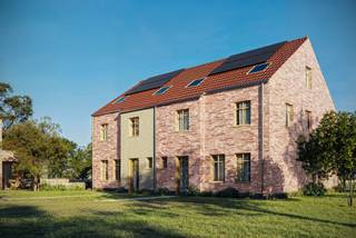 <p>Au cœur du très prisé Haasrode, à un emplacement stratégique, se trouve cette magnifique maison neuve semi-ouverte en construction. Érigée sur un généreux terrain d’environ 10 ares, cette habitation offre non seulement de l’espace et du confort, mais également une combinaison unique de charme rural et d’architecture moderne.<br /><br />Lors de la conception de cette maison, une attention particulière a été portée à l’harmonie entre esthétique, fonctionnalité et durabilité. Le résultat est une demeure chaleureuse et accueillante, où le confort de vie contemporain occupe une place centrale. Les façades respirent l’ambiance champêtre, tandis que les grandes baies vitrées, les lignes épurées et les détails modernes apportent une touche fraîche et actuelle.<br /><br />À l’intérieur, la maison séduit par ses volumes généreux. Quatre chambres spacieuses sont actuellement prévues, ce qui la rend idéale pour les familles nombreuses ou pour ceux qui souhaitent un espace supplémentaire pour un bureau, une salle de loisirs ou une chambre d’amis. Il est également possible d’aménager jusqu’à six chambres. Deux salles de bains entièrement équipées assurent un confort optimal, même pendant les heures de pointe matinales.<br /><br />Un grand atout de ce projet est que les finitions intérieures peuvent encore être choisies librement. Cuisine, salles de bains, revêtements de sol, etc., tout est personnalisable, vous permettant de créer une maison qui reflète parfaitement votre style et vos envies. Grâce à une disposition bien pensée et à une abondance de lumière naturelle, chaque pièce offre une sensation de bien-être et de confort.<br /><br />Sur le plan technique et énergétique, cette maison est totalement prête pour l’avenir. Le chauffage est assuré par une pompe à chaleur efficace, complétée par des panneaux solaires et un système de ventilation de type D, garantissant un climat intérieur agréable et une consommation énergétique très faible. La récupération des eaux de pluie vient parfaire cet ensemble écologique. Ces technologies durables offrent non seulement une facture énergétique réduite, mais aussi un environnement intérieur plus sain et plus confortable.<br /><br />L’emplacement constitue un atout majeur. Haasrode est une section très recherchée de la commune d’Oud-Heverlee, appréciée pour son caractère paisible, son environnement verdoyant et son excellente accessibilité. La maison se situe à proximité immédiate du parc de recherche de Haasrode, ce qui en fait un emplacement idéal pour les personnes travaillant dans la région ou se déplaçant régulièrement vers Louvain ou Bruxelles. Les amoureux de la nature seront également comblés, avec la Forêt de Meerdael accessible à pied – parfaite pour une belle randonnée, une balade à vélo ou un moment de détente au vert.<br /><br />En résumé, cette maison neuve offre une combinaison rare d’espace, de style, de performance énergétique et d’emplacement privilégié. Une opportunité unique pour ceux qui recherchent un investissement durable dans leur qualité de vie.<br /><br />N’hésitez pas à nous contacter dès aujourd’hui pour plus d’informations ou pour une visite du chantier – et découvrez par vous-même tout le potentiel de cette maison exceptionnelle.</p>