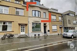 Dit luxueuze en volledig vernieuwde appartement is gelegen op slechts 150 meter van de Grote Markt van Ieper. In de onmiddellijke omgeving vindt u warenhuizen, horeca, scholen en openbaar vervoer, wat zorgt voor een uiterst centrale en comfortabele ligging.U betreedt het appartement via de lichtrijke woonkamer met een op maat gemaakte open keuken. De keuken is volledig uitgerust met een vaatwasser, combi-oven, koelkast, kookplaat en spoelbak. Vanuit de woonkamer heeft u toegang tot het ruime terras, dat een uniek en rustgevend zicht biedt op de tuin.Verder beschikt het appartement over een slaapruimte met ingemaakte kasten. Aansluitend bevindt zich de badkamer, uitgerust met een wastafel en een ligbad met douchemogelijkheid. Daarnaast is er een private kelderberging voorzien.De maandelijkse provisie bedraagt €150 en omvat alle nutsvoorzieningen (elektriciteit, water, gas) én internet!TROEVEN* Volledig en recent gerenoveerd* Lage EPC-waarde* Top ligging in het centrum van IeperVrij vanaf 01/04/2026