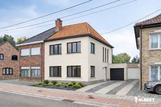 Tussen Haaltert en Denderhoutem, op een gunstige ligging met uitstekende bereikbaarheid, vinden we deze charmante woning met prachtig uitzicht op...