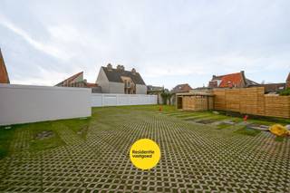 In residentie Victor is nog de laatste garage beschikbaar. Een opportuniteit voor wie zekerheid en extra comfort wil, zowel voor eigen gebruik als investering, ook voor omwonenden of wie in de buurt extra ruimte zoekt.<br /><br />De garage is ruim en makkelijk toegankelijk, voorzien van elektriciteit en biedt bijkomende mogelijkheden naar opslag of praktisch gebruik. De centrale ligging zorgt ervoor dat je steeds snel en vlot toegang hebt.<br />- Voor eigen gebruik: altijd een vaste, veilige plaats zonder parkeerdruk in de buurt<br />- Voor omwonenden: ideale oplossing voor extra stockage dichtbij huis<br />- Voor investeerders: interessante en stabiele verhuuropportuniteit met blijvende vraag in de omgeving<br />- Extra troef: inzetbaar als opslagruimte, fietsenstalling of multifunctionele ruimte<br /><br />De combinatie van beperkte beschikbaarheid, praktische ligging en brede inzetbaarheid maakt dit een waardevaste opportuniteit in de buurt.<br /><br />Garage: 29.000 €<br />Verkoop onder BTW.<br />Meer info en gedetailleerde prijsberekening beschikbaar op kantoor.