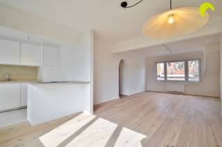 <p><span>In het centrum van Kontich bieden wij u dit gerenoveerde duplex appartement (103m²) aan met 2 slaapkamers, 2 kelders en een zuidgericht terras. Het gebouw, dat dateert van 1960, heeft een volledige renovatie ondergaan. Het appartement dat wij u aanbieden bevindt zich op de tweede en derde verdieping. Er is geen lift! Inclusief in de prijs twee kelderbergingen (met aansluiting wasmachine).<br />Gelegen in de directe nabijheid van winkels, scholen, openbaar vervoer en verbindingswegen. Tevens vindt u het centrum op wandelafstand.<br /><br /></span></p><p><span>Het appartement beschikt overal over dubbele beglazing met pvc schrijnwerk. De centrale verwarming verloopt op gas (condensatie - Bosch) en de elektriciteit is conform de voorschriften van het AREI.<br />Aan het gebouw zijn momenteel geen aanstaande kosten. Het dak werd vernieuwd en voorzien van isolatie. Na controle werd het appartement gecategoriseerd als "asbestveilig".</span></p><p><span> </span></p><p><span>Indeling:</span></p><p><span> </span></p><p><span>We betreden het appartement via de centrale inkomhal. Hier is voldoende ruimte voor een vestiaire en bevindt zich een apart gastentoilet. </span></p><p><span>We lopen verder door en bereiken de ruime en lichte leefruimte op parket. De keuken werd deels geïntegreerd in de woonkamer en beschikt over alle comfort. Vanuit de keuken is er toegang naar het zuidgerichte terras. </span></p><p><span>Er zijn twee volwaardige slaapkamers die verbonden worden door de vernieuwde badkamer met inloopdouche.</span></p><p><span>Op de derde verdieping is er een derde (slaap)kamer die dienst kan doen als bureau. Er is ook een grote berging onder het dak.</span></p><p><span>Er is geen syndicus in het gebouw. Aparte meters voor water, gas en elektriciteit.</span></p><p><span> </span></p><p><span>Graag som ik voor u nog even de troeven op van dit gerenoveerd appartement met terras:</span></p><p><span> </span></p><ul><li><span>Klein en goed onderhouden gebouw, zonder aanstaande kosten (dak reeds voorzien van isolatie).</span></li><li><span>Overal dubbele beglazing met pvc schrijnwerk, asbestveilig en elektriciteit conform.</span></li><li><span>Badkamer en keuken volledig vernieuwd.</span></li><li><span>Twee volwaardige slaapkamers + 3e (slaap)kamer/bureau</span></li><li><span>Inclusief 2 kelderbergingen</span></li></ul><p><span> </span></p><p><span>EPC: 250 kWh/m²/jaar (C-label)<br />P-score: A, G-score: A</span></p><p><span> </span></p><p><span>Voor een bezoek ter plaatse kan u ons contacteren op het nummer 03 449 42 41 of mailen naar </span><span><span>hallo@habicom.be</span></span><span>.</span></p><p><span>Benieuwd naar de waarde van uw woning? Check het gratis op </span><span><span>www.watismijnhuiswaard.be</span></span><span>.</span></p><p><span> </span></p>