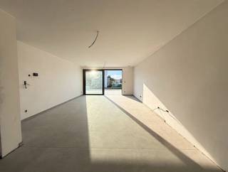<p><span>Zeer ruim 1 (+1)-slaapkamerappartement (BEN) op de eerste verdieping met uitzonderlijk zuidgericht terras van ca. 43 m² en ondergrondse parkeerplaats, in hartje Maaseik.</span></p><p><span>Dit aangename appartement op de eerste verdieping van de kleinschalige residentie "</span><span>Aan de Gendermerie"</span><span> biedt een bijzonder mooie combinatie van ruimte, licht en hedendaags wooncomfort. Met een bewoonbare oppervlakte van ca. 75 m² en een indrukwekkend zuidgericht terras van maar liefst ca. 43 m², beschikt u hier over een uitzonderlijke buitenruimte die een echte verlenging vormt van de leefruimte. De grote raampartijen zorgen voor een aangename lichtinval en verbinden de leefruimte op een natuurlijke manier met het ruime terras. Daarnaast beschikt het appartement over een extra ruimte die flexibel kan worden ingericht als bureau, hobbyruimte, of logeerkamer. </span></p><p><span>De residentie telt slechts zes appartementen en wordt gerealiseerd volgens de hedendaagse BEN-normen, met onder meer een warmtepomp, zonnepanelen, vloerverwarming, ventilatiesysteem D en een uitstekende isolatie. De keuken en badkamer worden momenteel volledig afgewerkt en zijn inbegrepen in de aankoopprijs. Dit project komt in aanmerking voor het </span><span>verlaagde btw-tarief van 6% (onder voorwaarden). De oplevering van dit appartement is voorzien voor eind november 2026!</span></p><p><span> </span></p><p><span>Indeling appartement:</span></p><ul><li><span>Inkomhal met toegang tot alle vertrekken</span></li><li><span>Lichtrijke leefruimte voorzien van een open keuken en zithoek, met rechtstreekse toegang tot het royale zuidgerichte terras</span></li><li><span>Polyvalente ruimte achter de leefruimte, ideaal als bureel, hobbyruimte of logeerkamer</span></li><li><span>Nachthal met mogelijkheid tot het plaatsen van inbouwkasten</span></li><li><span>Ruime slaapkamer aan de achterzijde, eveneens met rechtstreekse toegang tot het terras</span></li><li><span>Badkamer voorzien van inloopdouche en wasmeubel met wastafel</span></li><li><span>Gastentoilet met fonteintje</span></li><li><span>Praktische berging met aansluitingen voor wasmachine en condensdroger</span></li><li><span>Zonnig en uitzonderlijk ruim zuidgericht terras van ca. 43 m²</span></li></ul><p><span> </span></p><p><span>Alle troeven op een rij:</span><span><br /><br /></span></p><ul><li><span>Kleinschalige residentie met slechts 6 appartementen</span></li><li><span>BEN-woonproject (E-peil E20) met warmtepomp, zonnepanelen, vloerverwarming, ventilatiesysteem D en uitstekende isolatie</span></li><li><span>Uitzonderlijk groot zuidgericht terras van ca. 43 m²</span></li><li><span>Veel natuurlijke lichtinval dankzij de grote raampartijen</span></li><li><span>Zonwerend glas aan de zuidzijde, in combinatie met hoogwaardig aluminium schrijnwerk</span></li><li><span>Keuken en badkamer worden volledig afgewerkt en zijn inbegrepen in de aankoopprijs</span></li><li><span>Ondergrondse autostaanplaats inbegrepen, met voorziening voor het opladen van een elektrische wagen</span></li><li><span>Gemeenschappelijke fietsenstalling met individueel oplaadpunt</span></li><li><span>Rustige én centrale ligging, op wandelafstand van winkels, horeca, openbaar vervoer en recreatie</span></li><li><span>Gelegen in het hart van Maaseik, met alle dagelijkse voorzieningen binnen handbereik</span></li></ul><p><span> </span></p><p><span>Een bijzonder aangenaam appartement voor wie op zoek is naar ruimte, licht en hedendaags wooncomfort, met als absolute troef het uitzonderlijk ruime zuidgerichte terras.</span><span> De combinatie van de kleinschalige residentie, energiezuinige technieken, flexibele indeling en centrale ligging maakt dit een aantrekkelijke woonplek voor zowel een alleenstaande als een koppel.</span></p><p><span> </span></p>