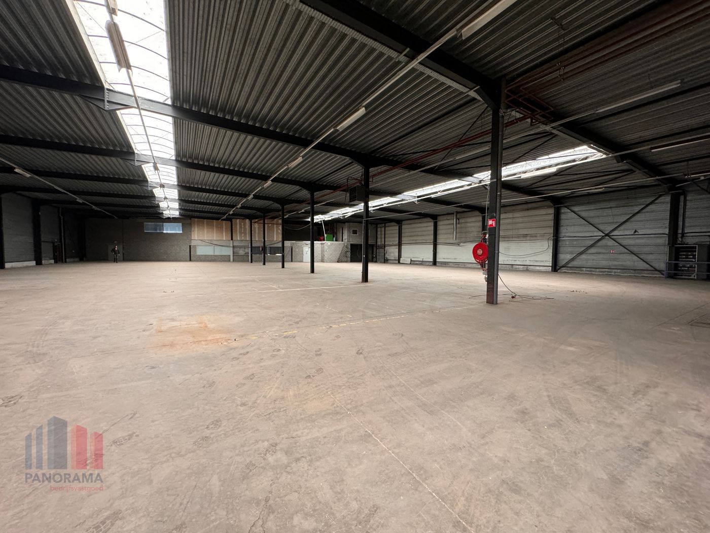 Opvallend bedrijfsgebouw met kantoor te Roeselare – uitstekende zichtbaarheid - foto 1