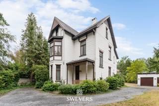 Voor meer info en foto’s, surf naar www.swevers.be – Aan de Koolmijnlaan 190 in Koersel vindt u deze karaktervolle vrijstaande herenwoning uit 1918. Met 331 m² bewoonbare oppervlakte, hoge plafonds, authentieke elementen en royale ruimtes biedt deze te renoveren woning bijzonder veel potentieel. De gelijkvloerse verdieping omvat een centrale inkomhal, woonkamer met erker, afzonderlijke leef- en eetruimte, keuken, tweede hal, toilet en berging. De bestaande indeling biedt volop mogelijkheden om de woning tijdens de renovatie aan te passen aan een hedendaagse woonstijl. Op de eerste verdieping bevinden zich vier ruime slaapkamers en een badkamer. De tweede verdieping telt nog drie slaapkamers, waardoor de woning in totaal zeven ruime slaapkamers biedt. Ideaal voor een groot gezin, thuiswerk of hobby- en logeerruimtes. Daarnaast is er een ruime kelder van circa 85 m². Via de oprit bereikt u twee grote garages. Achteraan ligt een royale, zuidwest georiënteerde tuin met zwembad op een perceel van bijna 20 are. Verder zijn onder meer zonnepanelen, elektrische rolluiken en een alarmsysteem aanwezig. Scholen, openbaar vervoer en restaurants liggen vlakbij. Ook winkels, ontspanning, de snelweg en be-MINE zijn vlot bereikbaar. Een unieke kans voor wie karakter, ruimte en renovatiepotentieel wil combineren. Voor meer informatie, bel 011 255 155. Bron bewoonbare oppervlakte: EPC – verslag. Dit pand is onderworpen aan de renovatieverplichting van de Vlaamse overheid voor residentiële gebouwen (behoudens bij sloop binnen 5 jaar na de aankoop). Consulteer voor meer informatie de website van het Vlaams Energie- en Klimaatagentschap via https://www.vlaanderen.be/een-huis-of-appartement-kopen/renovatieverplichting-voor-residentiele-gebouwen.