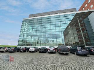 Fantastically located all-in office space with a surface area of 400 m² for rent barely 700 m from the Noorderring with an immediate connection to the A19 via the Ypres-Centre slip road.<br /><br />The ready-to-use offices are spread over the ground floor and the first floor and are divided into 2 landscape offices with 2 separate offices. Facilities include a reception area, meeting room, auditorium with stand and seating cushions, kitchenette, equipped kitchen, sanitary facilities (toilet and shower) and archive space. The all-in price includes heating, electricity, fire insurance, IT, waste collection, security &amp; maintenance of common parts. Spacious communal parking and bicycle storage at the building with charging stations. Available immediately!<br /><br />Contact PANORAMA B2B for additional information, plans or a no-obligation site visit 0460 97 66 66.