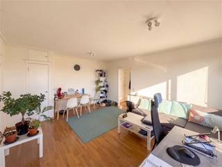 <p><span>Instapklaar 1 slaapkamer appartement met uniek dakterras!</span></p><p><span>Dit geweldige appartement is gelegen op de bovenste verdieping</span><span><sup> </sup></span><span>van een prima onderhouden gebouw met rustige, groene en centrale ligging. Winkels, parken, scholen, horeca, sportfaciliteiten, openbaar vervoer en invalswegen zijn steeds vlakbij. Bent u op zoek naar charmant, lichtrijk en instapklaar appartement met magnifiek en omvangrijk dakterras (ca. 20m²), gunstig EPC en conforme elektriciteit? Zoek niet verder, dit pareltje is ronduit de ideale starterswoning, het perfecte studentenverblijf, een dromerige pied à terre alsook een zorgeloze investering!</span></p><p><span> </span></p><p><span>De indeling is als volgt:</span></p><p><span> </span></p><p><span>Inkomhal, leefruimte &amp; keuken:</span></p><p><span>U betreedt het appartement via de aparte inkomhal met parlofoon en grote ingemaakte vestiaire. De leefruimte straalt dankzij de prachtige natuurlijke lichtinval en het verbluffende uitzicht dat met dank aan de nieuwe raampartijen (HR 2025) extra in de verf wordt gezet. De fraaie moluren dragen bij aan het karakter van het pand, terwijl de elektrische rolluiken, de vliegenramen en de kleine berging voor extra comfort zorgen. De keuken met authentieke vloer- en wandtegels is voorzien van een keramisch kookvuur, dampkap, oven, koelkast, vriezer en dubbele lavabo.   </span></p><p><span> </span></p><p><span>Slaapkamer &amp; badkamer:</span></p><p><span>In de slaapkamer kan u rustig slapengaan of ontwaken met een panoramisch uitzicht op de achtergrond. Ook hier zijn elektrische rolluiken voorzien, een garantie op een goede nachtrust terwijl uw privacy steeds 100% gegarandeerd is. De ruime badkamer omvat een ligbad/douche combinatie, een modern wasmeubel, een toilet, aansluitingen voor wasmachine en droogkast alsook mechanische ventilatie. </span></p><p><span> </span></p><p><span>Dakterras, kelder &amp; fietsenberging:</span></p><p><span>Het waanzinnige dakterras met oogstrelende vergezichten is uiteraard de absolute kers op de taart. Met een oppervlakte van maar liefst 20m² is er plek genoeg voor een grote terrastafel in combinatie met een hippe lounge. Daar het terras extra breed is, leent het zich perfect om gezellig te tafelen met familie en vrienden, te aperitieven na een drukke werkdag, te zonnebaden, te tuinieren op hoogte en zo veel meer. Een privatieve kelder is inbegrepen. Bovendien beschikt het gebouw over een gemeenschappelijke fietsenberging.</span></p><p><span> </span></p><p><span>Extra troeven:</span></p><p><span>- Mobiscore 9,4/10                          </span></p><p><span>- Gunstig EPC B                               </span></p><p><span>- HR ramen 2025 + rolluiken               </span></p><p><span>- Recente dak- en gevelisolatie     </span></p><p><span>- Elektriciteit conform</span></p><p><span>- Asbestveilig</span></p><p><span>- Vernieuwd terras</span></p><p><span>- Gemeenschappelijke fietsenberging                                       </span></p><p><span> </span></p>