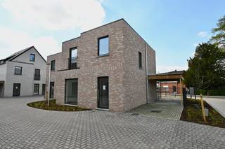 Nieuwbouwwoning in centrum Broechem met 3 slaapkamers !<br /><br />Indeling : Inkomhal , apart toilet , woonkamer met open keuken , berging .<br />Verdiep : Nachthal , 3 slaapkamers , badkamer , apart toilet , wasplaats .<br /><br />Deze woning is voorzien van vloerverwarming met warmtepomp , zonnepanelen , ventilatiesysteem .<br />Plannen te downloaden op onze website .<br /><br />Direct beschikbaar ! <br />