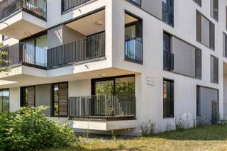 Ondergrondse staanplaats verplicht aan te kopen voor €30 000. <br />Optioneel kan ook nog een tweede staanplaats aangekocht worden voor €30 000. <br /><br />Dit ruim appartement met een bewoonbare oppervlakte van 109 m² heeft een uitzonderlijk rustige ligging, in de residentie Leiemeersen. Gekenmerkt door zijn rustige en groene locatie ligt dit appartement tevens op een boogscheut van de Watersportbaan, de Blaarmeersen alsook de Bourgoyen-Ossemeersen.<br />Het appartement werd gebouwd in 2013 met oog voor kwaliteit en afgewerkt met duurzame materialen zoals massief eiken parket, aluminium ramen en een keuken uitgerust met Miele-toestellen. <br /><br />De indeling van het appartement gaat als volgt: <br />Bij het binnenkomen is er een inkomhal met apart gastentoilet en ingemaakte kasten. Deze inkomhal fungeert ook als nachthal en geeft toegang tot de eerste 2 slaapkamers, en de ruime badkamer voorzien van dubbele lavabo, ligbad als douche. <br />Verder komen we binnen in de zonnige en lichtrijke leef- en eetruimte met open keuken die uitgeeft op het terras. Verder is er vanuit de keuken ook een praktische berging met aansluitingen voor wasmachine en droogkast. Tot slot is er nog een derde slaapkamer met eigen douchecel (douche en lavabo.<br /><br />De ligging is een absolute troef. Op wandelafstand bevinden zich supermarkten, terwijl de Blaarmeersen en de Bourgoyen tal van wandel-, fiets- en sportmogelijkheden bieden. Bovendien geniet je van een vlotte verbinding met de R4, de kleine ring van Gent en het stadscentrum.<br /><br />Een private kelderberging is inbegrepen in de prijs. Er is de mogelijkheid om één of twee ondergrondse staanplaatsen aan te kopen voor € 30.000 per staanplaats.<br />De residentie is tevens voorzien van een gemeenschappelijke ondergrondse fietsenstalling, alsook vuilbaklokalen. <br /><br />Het appartement beschikt over een EPC-label B (128 kWh/m²/jaar) en heeft conforme elektriciteit.<br /><br /><br />Wens je graag meer informatie of een bezoek ter plaatse? Contacteer Margaux via info@immomargaux.be of telefonisch op het rechtstreeks nummer 0479 61 53 82.