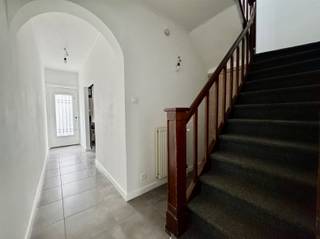 Deze gerenoveerde, ruime woning met drie slaapkamers combineert hedendaags comfort met gezellige charme. Bij het binnenkomen valt meteen de...