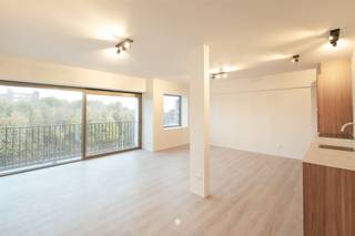 <p><span>SINT-NIKLAAS - </span><span>Op zoek naar een energiezuinig appartement in het centrum? Dan is dit stijlvolle appartement precies wat je zoekt!</span></p><p><span> </span></p><p><span>Enkele troeven op een rij:</span></p><ul><li><span>Kwalitatieve renovatie met oog voor detail</span></li><li><span>Energiezuinig dankzij de gemeenschappelijke warmtepomp en doorgedreven isolatie</span></li><li><span>Twee ruime slaapkamers</span></li><li><span>Met zicht op het Stadspark</span></li></ul><p><span> </span></p><p><span>Indeling:</span><span><br />Via de inkomhal kom je in de lichtrijke leefruimte met open, volledig ingerichte keuken. De grote raampartijen zorgen voor een prachtig uitzicht over het Stadspark.<br />Verder beschikt het appartement over een ruime berging/wasplaats, een moderne badkamer met inloopdouche en lavabomeubel, en twee comfortabele slaapkamers.<br />Vanop het terras achteraan geniet je in alle rust.<br />Afzonderlijk toilet aanwezig.</span></p><p><span> </span></p><p><span>Het appartement is gelegen op de tweede verdieping (lift in het gebouw).</span></p><p><span> </span></p><p><span>Extra:</span></p><p><span>Gemeenschappelijk </span><span>dakterras </span><span>met magnifiek uitzicht over Sint-Niklaas.</span></p><p><span> </span></p><p><span> </span></p><p><span>Beschikbaar: </span><span>onmiddellijk<br /></span><span>Huurprijs: </span><span>€ 1.150 + € 120 algemene onkosten</span></p><p><span>Provisie verwarming € 100 /maand<br /></span><span>E-peil: </span><span>60</span></p><p><span> </span></p><p><span>Benieuwd naar dit unieke woonaanbod? Vraag snel je bezoek aan via onze website.</span></p><p><span> </span></p>