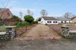 Lutselusstraat 84: Te renoveren gezinswoning (HOB) op 18a70ca met 5 slaapkamers en zicht op achterliggende weilanden.<br /><br />Indeling: Inkomhal, gastentoilet, vestiair, leefruimte, living, keuken met toegang naar het terras en de tuin, 3 slaapkamers, berging, technische ruimte en garage.<br />1e Verdieping: 2 slaapkamers en zolder.<br /><br />Comfort: Keuken is ingericht met elektrisch vuur, oven, dampkap en spoelbak. Badkamer is ingericht met een bad, lavabomeubel en aansluiting wasmachine. <br /><br />Energie: Houten ramen met enkel glas. Centrale verwarming op mazout. EPC-score: 725kWh/m² (F). Dak is niet geïsoleerd.<br /><br />KI: 629.<br />Bewoonbare opp.: 147m².<br />Perceel opp.: 18a70ca.<br />Vraagprijs: 245.000 euro.<br />Meer informatie via kantoor op 0472/74.24.33 of joris@vastgoedvalkenborgh.be<br /><br />