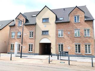 <p>Demandez votre visite via info@optimusvastgoed.be!<br />TURNING : Appartement duplex de 3 chambres à coucher avec garage à Heusden-Zolder!<br />Cet appartement duplex est situé au 2ème étage d'un petit immeuble d'appartements dans une rue calme à Heusden-Centre. À quelques minutes de marche, vous trouverez toutes sortes de facilités pour vos achats quotidiens, ainsi que la bibliothèque et les transports publics. La gare de Heusden n'est qu'à quelques minutes. Le centre commercial de Heusden se trouve à quelques minutes en voiture. Au 2ème étage, l'appartement comprend un hall d'entrée avec armoire encastrée, des toilettes séparées, un séjour spacieux avec cuisine ouverte et coin bureau, un débarras, une chambre à coucher 1 et une salle de bain avec douche. Au 3ème étage, il y a 2 chambres supplémentaires, dont l'une dispose d'un espace de jeu ou d'un bureau séparé et d'un dressing séparé. A l'arrière, vous pouvez profiter d'une terrasse spacieuse avec un abri de jardin. À l'arrière du bâtiment se trouvent un parking et un garage fermant à clé. Il y a également une cave privée.<br />Location:<br />Situation favorable dans une rue calme dans le centre de Heusden, à proximité de toutes sortes de facilités et de transports publics. Dans les environs se trouvent plusieurs écoles, la bibliothèque et la gare est à quelques minutes.<br />Layout:<br />- Etage 2 : hall d'entrée, toilette, séjour avec cuisine ouverte, débarras, terrasse, chambre 1 et salle de bain avec douche.<br />- Etage 3 : chambre 2 avec bureau ou salle de jeux, chambre 3, dressing séparé.#NouveauLine#- Garage verrouillable et place de parking à l'arrière.NouveauLine#- Cave privée.NouveauLine#Trophées:NouveauLine#- 3 chambres à coucher ! NouveauLine#- Ascenseur ! NouveauLine#- Garage et place de parking !<br />- Local de stockage dans la cave!<br />EPC B avec certificat numéro 20260517-0003870087-RES-2.<br />Frais communs : €55 avec règlement annuel.<br />Disponible à partir du 01.07.2026.</p>