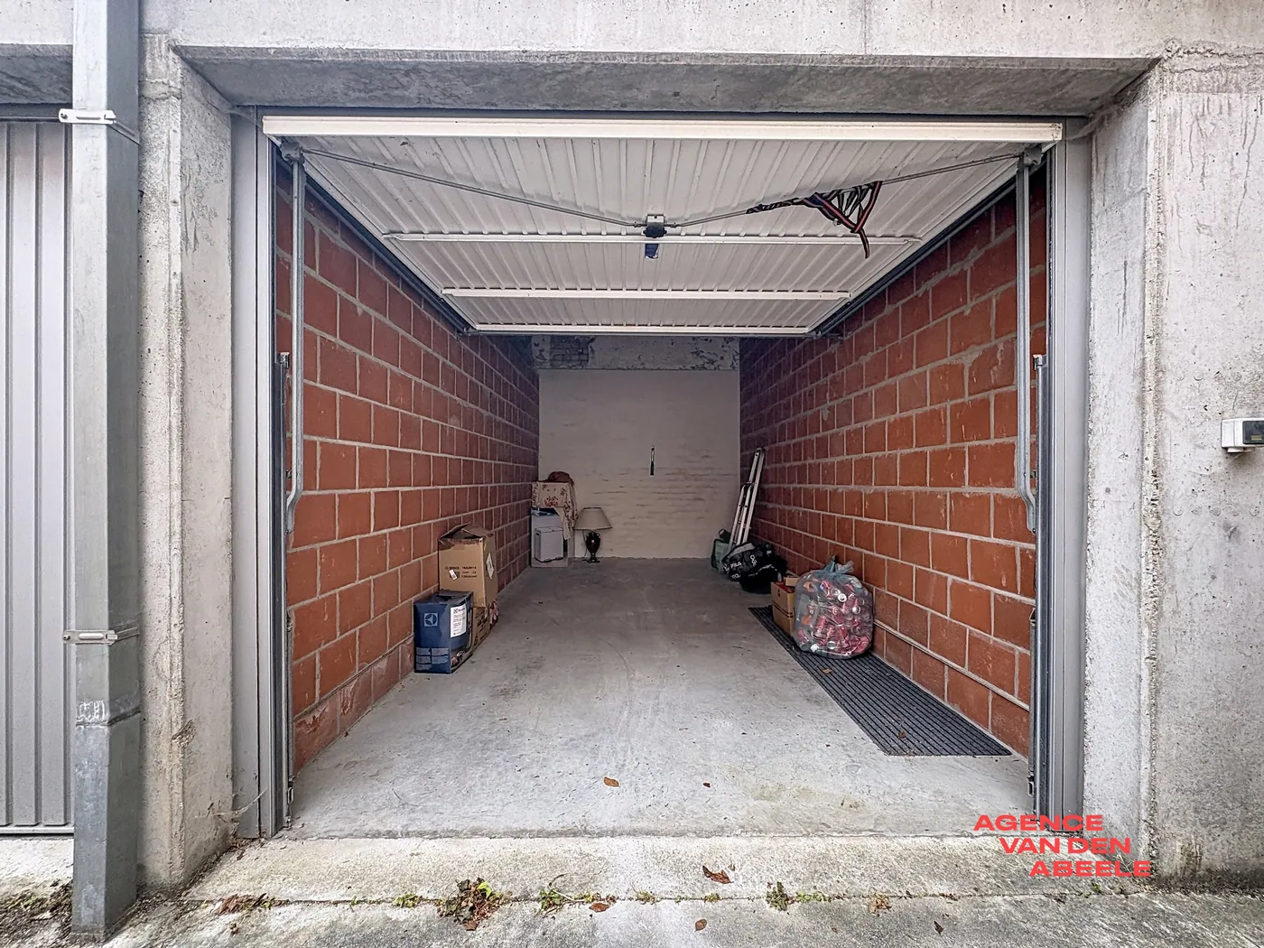 Afgesloten en beveiligde garagebox in Brugge - foto 2