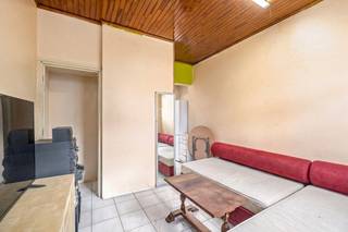 <p>Charmante gesloten woning in Gent, centraal gelegen nabij handelszaken en belangrijke invalswegen.</p>

<p>Deze woning aan de Frans van Ryhovelaan combineert een vlotte bereikbaarheid met een centrale ligging in de stad. Dankzij de nabijheid van winkels, scholen, openbaar vervoer en administratieve diensten geniet u hier van een praktische en comfortabele woonomgeving. De woning beschikt over een lichtrijke leefruimte, functionele keuken, twee slaapkamers en een badkamer. Bovendien vormt dit pand een interessante investeringsopportuniteit voor wie op zoek is naar een woning in Gent met potentieel. Een ideale keuze voor starters, investeerders of wie centraal wil wonen.</p>

<p>Belangrijkste ruimtes:<br />• Woonkamer met aangename lichtinval<br />• Functionele keuken met praktische indeling<br />• 2 slaapkamers geschikt als slaap-, werk- of hobbyruimte<br />• Badkamer met basiscomfort</p>

<p>Troeven:<br />• Goede centrale ligging in Gent<br />• Nabij invalswegen, handelszaken en openbaar vervoer<br />• Interessante investeringsopportuniteit</p>

<p>Neem vandaag nog contact op met je ERA-makelaar voor een bezoek. JOUW DROOMHUIS. ZO GEVONDEN!</p>