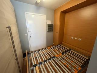 Cozy studio with a convenient wall bed, making the most of the living space. The studio is ideally located along Torhoutsesteenweg in Ostend, with shops, public transportation, and other amenities within walking distance. The rent is €650 per month, plus a €65 advance payment for common expenses. Utilities are billed individually and are the tenant’s responsibility. The building also features a private basement storage unit. The studio is available immediately. Are you interested in this rental property in Ostend? Visit the website www.dermul.be and click on the property you’d like to rent. Click the “I’m interested” button to fill out a brief profile. We will then contact you to schedule a viewing. Appointments cannot be made by phone.