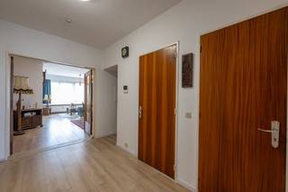 Appartement (hoogste verdieping - 2 SLK) met zonnig terras. Indeling:We bereiken deze 6de verdieping met de lift. De inkomhall van het appartement is...