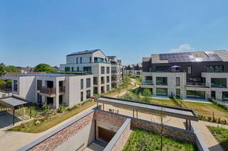 <span><strong>85% VERKOCHT! Grijp nu je kans alvorens het project is uitverkocht.<br />Geniet van 6% btw, zeer interessant voor investeerders en eigen bewoners! </strong>Informeer naar de voorwaarden. <span>Wij zijn elke woensdag van 13 uur tot 16 uur aanwezig.</span><br /><br /><strong><span>NIEUWE FASE</span>: </strong>assistentiewoningen in 'Residentie Armand Preud'homme'. <br /><br />Agnetenpark, Altijd thuis, overal dichtbij...</span><br /><br /><span>Agnetenpark is een échte nieuwe buurt met verschillende woningtypes voor iedereen en voor elke (gezins)situatie. Maar in Agnetenpark leef je niet alleen op maat van de mensen maar ook op maat van morgen. Zo is er aandacht voor duurzame energie - denk maar aan zonnepanelen, geothermie (warmtepomp met aardwarmte) en waterrecuperatie - én duurzame mobiliteit. De woningen dragen ook het BEN-label (Bijna Energie Neutraal). Het E-peil ligt onder E20 waardoor er 5 jaar vrijstelling is op het kadastraal inkomen. </span><br /><br /><span>Er wordt een nieuw buurtpark aangelegd aan de Kloosterstraat waardoor je kan genieten van het uitbundige groen tijdens een rustgevende wandeling of een gezellige namiddag met buren en vrienden.</span><br /><br /><span>Ook wordt er in Agnetenpark gezorgd voor het beste wooncomfort. Alle afwerkingskeuzes werden gemaakt én is er standaard vloerverwarming voorzien. Ondergrondse staanplaatsen, kelder- en fietsenbergingen zorgen voor het mobiele comfort. Verder zorgen de kwalitatieve afwerking en veel lichtinval in de leefruimtes voor een heerlijk thuis-gevoel. Op de ruime terrassen is er uitzicht over de stad Peer en het uitbundige groen. </span><br /><br /><span>Aan de straatkant van de residentiële site bevinden zich de </span><strong>Kopwoningen</strong><span>. Deze één- en tweeslaapkamerappartementen hebben een oppervlakte van 73 tot 118m² en hebben zuid-gerichte terrassen van 7 tot maar liefst 60m². </span><br /><br /><span>De </span><strong>Parkwoningen</strong><span> liggen in het hartje van Agnetenpark. Deze zijn elk vernoemd naar grote kunstenaars geboren in Peer en bestaan uit één- en tweeslaapkamerappartementen van 64 tot 120m² met een terras van 6 tot 46m². In de volgende fase worden hier appartementen voor senioren gebouwd, waar je op elk moment, nu of later, kan intekenen voor de hulp van een woonassistent.</span><br /><br /><span>Er zijn ook 5 </span><strong>Walwoningen</strong><span> die het project ontsluiten met elk hun specificaties. De oppervlaktes lopen van 78 tot 135m² met terrassen van 10 tot 56m². Gelijkvloerse appartementen beschikken over een tuin van 44 tot 116m². Deze walwoningen beschikken over één-, twee- of drieslaapkamerappartementen. <br /><br />Een gevarieerd aanbod met een topafwerking, zorg voor de toekomst, het heden en het verleden, dat is wat het groene project Agnetenpark omschrijft. Bovendien kan je aankopen aan 6% btw (onder voorwaarden) - ook voor investeerders. <br /><br />In dit project is geïnvesteerd in een efficiënt en duurzaam geothermisch verwarming en koeling systeem (KWO systeem) dat samen met zonnepanelen en warmtepompen zorgt voor een zeer lage energiefactuur. Meer info over dit systeem vind je hier: www.jansenrealestate.be/wat-is-een-kwo-systeem<br /><br />Neem vandaag nog contact op voor een afspraak op 011 39 90 50. <br /><br />En spring ook eens binnen in het dienstencentrum De Perelaar gelegen op de site van Agnetenpark.<br /><br /><em>Getoonde renders en plannen zijn indicatief.</em><br /></span>